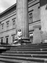 Magyarország, Budapest VIII., Nemezeti Múzeum., 1950, Karabélyos Péter, Budapest, hölgy, oszlop, lépcső, retikül, kosztüm, Fortepan #57395