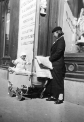 Hungary, Veszprém, Rákóczi Ferenc utca 8., Fekete Sas patika., 1935, Karabélyos Péter, baby carriage, street view, kid, mother, Fortepan #57401