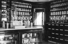 Hungary, Veszprém, Rákóczi Ferenc utca 8., Fekete Sas patika., 1935, Karabélyos Péter, pharmacy, interior, shop interior, interior of a pharmacy, Fortepan #57447