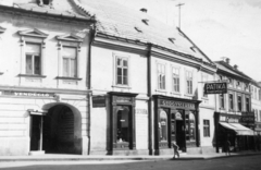 Hungary, Veszprém, Rákóczi Ferenc utca 8., Fekete Sas patika., 1935, Karabélyos Péter, restaurant, sign-board, street view, pharmacy, shoe store, Fortepan #57449