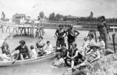 Magyarország, Balatonalmádi, Strand., 1912, Karabélyos Péter, szabadidő, fürdőruha, csoportkép, nők, férfiak, víztükör, fürdőzés, nyár, csónak, gyerekek, szalmakalap, stég, vízpart, faház, öltöző, Fortepan #57453