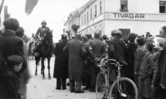 Szlovénia, Lendva, (Alsólendva), Fő utca. Jugoszlávia megszállása, a magyar csapatok bevonulása 1941. április 16-án., 1941, Karabélyos Péter, kerékpár, tömeg, lovas, Fortepan #57471