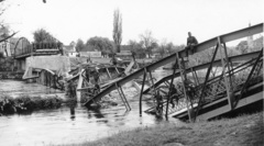 Horvátország,Szlovénia, Muraszerdahely, Mura folyó, a város határában felrobbantott közúti híd., 1941, Karabélyos Péter, hídroncs, Fortepan #57472