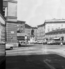 Ausztria, Salzburg, Mozartplatz, Mozart szobor, a Kaigasse felől nézve., 1960, Karabélyos Péter, szobor, Skoda 1000 MB, Opel Rekord, Volvo Amazon, Volvo 164, Wolfgang Amadeus Mozart-ábrázolás, Ludwig Michael von Schwanthaler-terv, Fortepan #57482