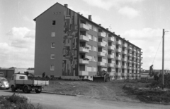 Németország, Schweinfurt, Geldersheimer Strasse 76–84, a háttérben a Florian-Geyer-, ill. a Gerhart-haputmann-Strasse házai., 1965, Karabélyos Péter, teherautó, lakótelep, traktor, freskó, markológép, Fortepan #57494