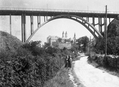 Magyarország, Veszprém, Kittenberger Kálmán utca, Szent István völgyhíd, háttérben a Vár., 1938, Karabélyos Péter, kastély, híd, vasbeton héjszerkezet, ívhíd, Folly Róbert-terv, Fortepan #57502