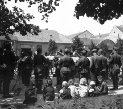 Hungary, Tata, Ady Endre (Esterházy) utca, jobbra hátul a Tó mozi (eredetileg és később, Est mozi), 1942, Kollányi Ágoston, band, kids, soldier, wind band, photographer, saxophone, German soldier, Fortepan #57520