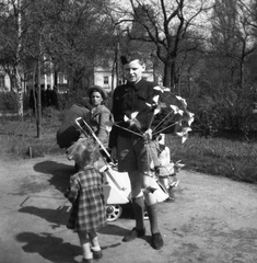 Magyarország, Budapest VIII., II. János Pál pápa (Tisza Kálmán) tér, háttérben az OTI székház tornya látszik., 1942, Kollányi Ágoston, Budapest, Fortepan #57535