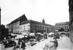 Magyarország, Budapest V., piac a Városház téren, balra a Március 15. (Eskü) tér, szemben a Piarista (Kötő) utca és a Vas-udvar. Ma a tér helyén a Piarista tömb található. A felvétel 1894-ben készült., 1900, Fortepan, Klösz György, cégtábla, piac, Budapest, Fortepan #57553