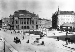 Magyarország, Budapest VIII., szemben a Népszínház (a későbbi Nemzeti Színház) a mai Blaha Lujza téren a Rákóczi (Kerepesi) út felől nézve. Jobbra a Népszínház utca., 1900, Fortepan, Klösz György, közlekedés, vasút, forgalom, nemzeti színház, lovaskocsi, utcakép, színház, hirdetőoszlop, Fellner és Helmer-terv, lámpaoszlop, fiáker, eklektikus építészet, Budapest, Fortepan #57554