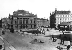 Magyarország, Budapest VIII., szemben a Népszínház (a későbbi Nemzeti Színház) a mai Blaha Lujza téren a Rákóczi (Kerepesi) út felől nézve. Jobbra a Népszínház utca., 1900, Fortepan, Klösz György, közlekedés, vasút, forgalom, nemzeti színház, utcakép, színház, villamos, hirdetőoszlop, Fellner és Helmer-terv, lámpaoszlop, kézikocsi, lóvasút, eklektikus építészet, Budapest, Fortepan #57559