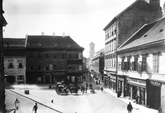 Magyarország, Budapest V., Váci utca a mai Március 15. tér felől dél felé nézve, háttérben az Angolkisasszonyok temploma, előtérben az ekkori Rózsa tér. A felvétel 1895 körül készült., 1900, Fortepan, Klösz György, cégtábla, lovaskocsi, barokk-stílus, katolikus, fiáker, Budapest, Angolkisasszonyok, Fortepan #57561