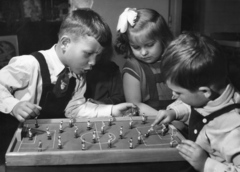 Hungary, Budapest, gyerekek próbálják ki a rugós asztali foci játékot a Könnyűipari Minisztérium Játék-felülvizsgáló Bizottságánál., 1958, Fortepan, kids, toy, table soccer, Fortepan #57631