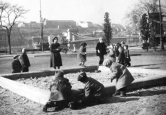 Magyarország, Budapest V., Eötvös tér, háttérben a Széchenyi Lánchíd., 1961, Fortepan, Budapest, függőhíd, William Tierney Clark-terv, Fortepan #57637