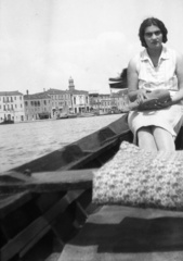 Italy, Venice, Canale della Giudecca a Zattere al Ponte Lungo felé nézve, háttérben a Ognisanti templom., 1935, Teodoro Wolf-Ferrari, portrait, cityscape, necklace, lady, rowing boat, skirt, blouse, Fortepan #57666