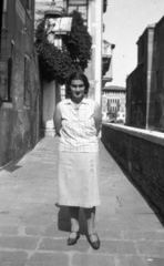 Italy, Venice, Fondamenta Razzonico a Canal Grande felé nézve, balra a Ca' Razzonico bejárata., 1935, Teodoro Wolf-Ferrari, portrait, street view, necklace, lady, skirt, blouse, hands behind the back, Fortepan #57668