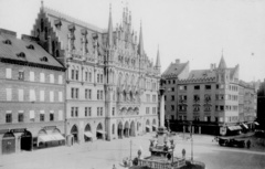 Németország, München, Marienplatz, balra az Új Városháza régi épületrésze. A felvétel 1892 és 1898 között készült., 1900, Teodoro Wolf-Ferrari, szobor, tér, középület, neogótika, csúcsív, Georg von Hauberrisser-terv, Fortepan #57723