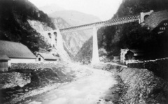 Svájc, Amsteg, Kerstelenbachbrücke, a Gotthard vasút egyik viaduktja. A felvétel 1880-as években készült., 1900, Teodoro Wolf-Ferrari, híd, folyó, fürdőzés, völgy, folyópart, gyerek, Fortepan #57728