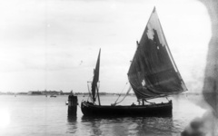 Olaszország, Velence, látkép a San Giorgio Maggiore sziget felől a San Servolo sziget és a Lido felé., 1915, Roberto Urban, vitorláshajó, Fortepan #57738