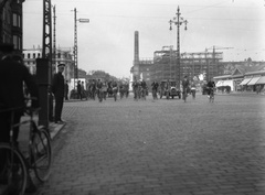 Denmark, Copenhagen, Vesterbrogade, középen a Szabadság emlékmű., 1932, Szathmáry István, bicycle, street view, genre painting, cop, automobile, Fortepan #57769