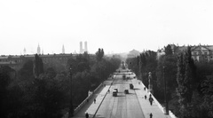 Németország, München, látkép a városra a Maximilianeum - tól. Előtérben a Maximiliansbrücke, háttérben a Miasszonyunk-templom (Frauenkirche) tornyai látszanak., 1934, Szathmáry István, híd, villamos, látkép, sugárút, Fortepan #57770