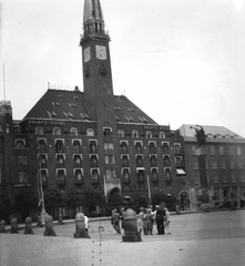 Denmark, Copenhagen, Radhuspladsen, szemben a Palace Hotel., 1932, Szathmáry István, sculpture, square, street view, hotel, pillar, Art Nouveau architecture, Anton Rosen-design, Fortepan #57774