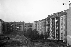 Ausztria, Innsbruck, Kaiser Franz Josef Strasse - Schillerstrasse - Schubertstrasse épületei által határolt tömb, a részét képező Erzherzog Eugen Strasse egyik épületéből nézve., 1934, Szathmáry István, kert, lakótelep, Fortepan #57775