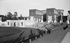 Olaszország, Róma, Márvány stadion (Stadio dei Marmi), háttérben az Olasz Olimpiai Bizottság Székháza., 1937, Szathmáry István, szobor, stadion, meztelen alak, Fortepan #57782