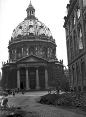 Denmark, Copenhagen, a Frederiks Kirke (népszerű nevén Marmorkirken, azaz Márvány Templom) a Frederiksgade felől nézve., 1932, Szathmáry István, church, street view, Nicolai Eigtved-design, rococo architecture, Fortepan #57790