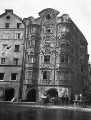 Ausztria, Innsbruck, Herzog Friedrich Strasse, Helblinghaus., 1933, Szathmáry István, kerékpár, motorkerékpár, lovaskocsi, utcakép, életkép, építészet, hordó, fogat, barokk-stílus, stukkó, Anton Gigl-terv, Fortepan #57795