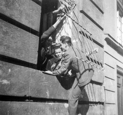 Magyarország, Budapest I., Váralja utca, a Verbőczy István (később Petőfi Sándor) Gimnázium hátsó homlokzata., 1941, Botár Angéla, ablak, diáksapka, aktatáska, fiúk, rács, Budapest, Fortepan #57866