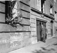 Magyarország, Budapest I., Váralja utca, a Verbőczy István (később Petőfi Sándor)  Gimnázium hátsó homlokzata., 1941, Botár Angéla, diáksapka, Budapest, Fortepan #57867