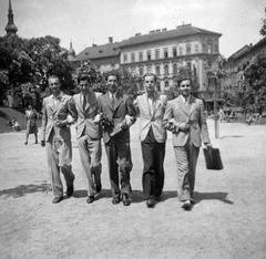 Magyarország, Horváth-kert, Budapest I., háttérben az Alagút utca - Pauler utca sarkán álló ház., 1941, Botár Angéla, csoportkép, férfiak, Budapest, Fortepan #57904