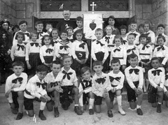 Hungary, Budapest XII., a felvétel a mai Apor Vilmos téren a Felső-Krisztinavárosi Keresztelő Szent János-templom előtt készült., 1935, Botár Angéla, uniform, flag, priest, class photo, tableau, kids, cross, Budapest, Fortepan #57914