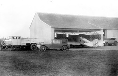 Magyarország, Nagygeresd, Király József H-MAFJ lajstromjelű, Bristol Type 83B P.T.M. repülőgépe a hengermalmának udvarán., 1930, Kerekes Jenő, brit gyártmány, repülőgép, teherautó, repülőtér, Bristol-márka, automobil, Bristol Type 83 Primary Trainer, biplán, Fortepan #57936