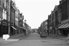 Franciaország, Cambrai, az Avenue de la Victoire a Place Aristide Briand felől nézve., 1957, Pierre Varga, utcakép, francia gyártmány, Citroen-márka, automobil, utcanévtábla, Citroen 2CV, Fortepan #57959