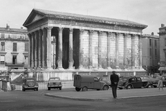 France, Nimes, Maison Carrée (ókori római templom)., 1958, Pierre Varga, Citroën-brand, ancient culture, automobile, Roman Empire, pillar, Corinthian columns, Fortepan #57961