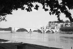 France, Avignon, Rhône folyó, az Avignoni híd (Pont Saint-Bénezet vagy Pont d'Avignon), 1958, Pierre Varga, river, stone bridge, Fortepan #57969