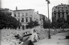 Magyarország, Budapest V., Széchenyi István (Ferenc József) tér - Eötvös tér - Apáczai Csere János (Mária Valéria) utca találkozása, balra a Lloyd palota., 1945, Fortepan, járműroncs, rom, lámpaoszlop, palota, klasszicizmus, neon felirat, Hild József-terv, Budapest, Fortepan #5798