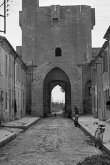 France, Aigues-Mortes, Rue Victor Hugo, a városfal egyik kaputornya felé nézve., 1958, Pierre Varga, gate tower, Fortepan #57981