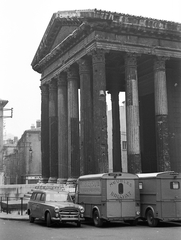 Franciaország, Vienne, Augustus császár és Lívia császárné temploma., 1959, Pierre Varga, teherautó, antik kultúra, automobil, római birodalom, Peugeot 403, Citroen H van, Fortepan #57993