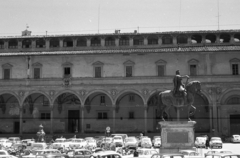 Italy, Florence, Piazza della Santissima Annunziata, jobbra I. Ferdinánd toszkánai nagyherceg lovasszobra (Giambologna és Pietro Tacca, 1608.)., 1963, Pierre Varga, sculpture, car park, automobile, horse sculpture, Ferdinando I de' Medici-portrayal, Fortepan #57997