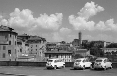 Italy, Siena, Piazza Mercato, háttérben a Santa Maria dei Servi-templom., 1963, Pierre Varga, Fiat-brand, Italian brand, automobile, Fortepan #58011