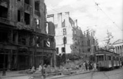 Magyarország, Budapest V., Kálvin tér északi oldala, háttérben a Magyar Nemzeti Múzeum., 1945, Fortepan, magyar gyártmány, villamos, épületkár, Ganz-márka, Budapest, viszonylatszám, Fortepan #5804