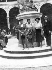 Franciaország, Versailles, a kastély parkja, Bosquet de la Colonnade, középen François Girardon alkotása: Plutó elrabolja Proserpinát., 1937, Fortepan/Album060, Fortepan #58048