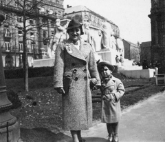 Magyarország, Budapest V., Kossuth Lajos tér, háttérben a Kossuth emlékmű (Horvay János, 1927.)., 1937, Fortepan/Album064, télikabát, Budapest, Fortepan #58052