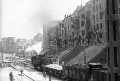 Magyarország, Budapest I.,Budapest II., Széll Kálmán tér, jobbra a Vérmező út épületei., 1945, Fortepan, gőzmozdony, vasút, villamos, épületkár, Budapest, sínpálya, felsővezeték, rézsű, Fortepan #5807