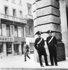 Italy, Milan, 1935, uniform, shop, men, street view, gendarme, Fortepan #58079