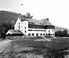 Románia,Erdély, Máramarossziget, Sport Szálló (később Malomkert Hotel)., 1943, Gyöngyi, szálloda, Fortepan #58095