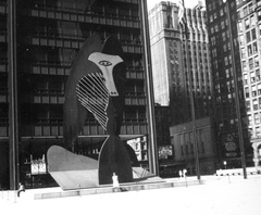 Amerikai Egyesült Államok, Illinois állam, Chicago, Washington Street, Daley Plaza, Picasso szobra., 1973, Gyöngyi, szobor, utcakép, vasszerkezet, Pablo Picasso-terv, Fortepan #58107